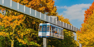 H-Bahn im Herbst H-Bahn und Bäume mit bunten Blättern im Herbst